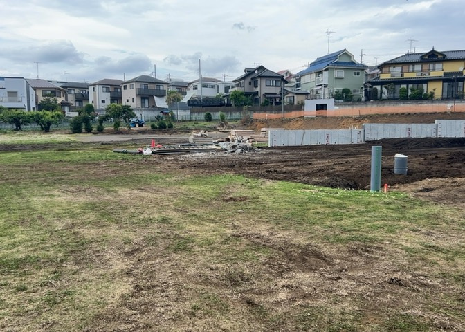 土地の前の道路に消火栓が設置されていることがあります。この場合、道路交通法第45条第1項により、駐車禁止の場所が指定されています。そのため、車庫などの駐車スペースをつくることができない場合があります。