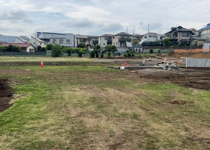 現地に行くなら、物件の周囲の地形がどうなっているかを見ることも大切です。周辺より低くなっている土地では、大雨などで水が集まりやすいため、地盤が弱くなっているということも考えられるため、注意が必要です。