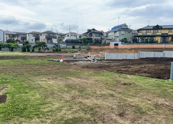 土地購入を検討されている場合、境界杭がない状態で購入してしまうと境界確定測量をする必要があり、費用がかかります。購入の前に、売主、隣土地所有者立ち合いのもと境界を確定し境界杭を設置するのがベストです。