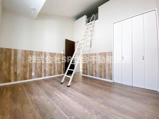 2F・洋室4.5帖。ロフトがあることで天井が高く開放感のあるお部屋です♪