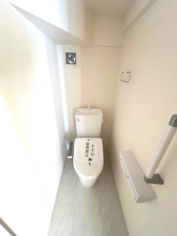 1階トイレには快適な温水洗浄便座付