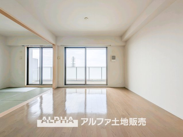 【Blue　Moment】◆空を感じるひととき◆　空を見上げる時間が、暮らしに少しの余白をつくる。そんな穏やかな瞬間がここにある。※家具等はCGによるイメージです。家具小物は販売価格に含まれません。