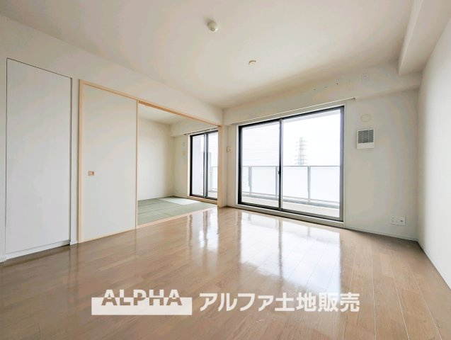 【Daily　Scene】　◆暮らしをつなぐ場所◆　「おはよう」から「おやすみ」まで、一日のさまざまな時間が交差するリビング。家族の何気ない毎日を、心地よく支える空間です。