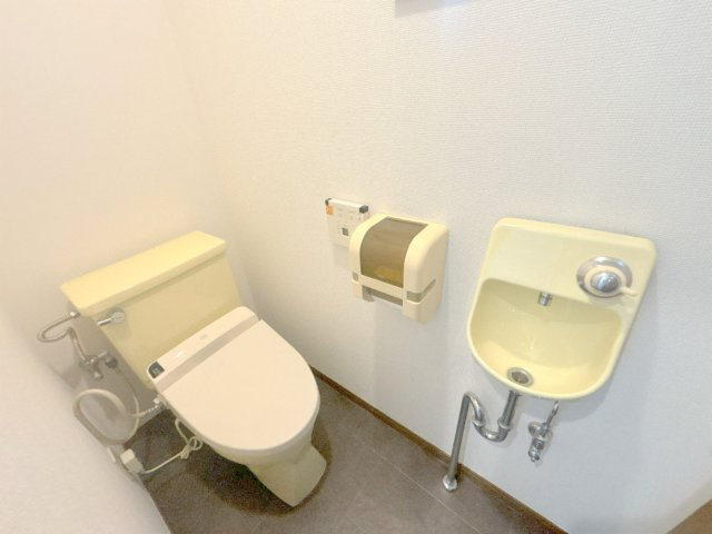 二階トイレは便利なトイレ内手洗い器がございます。　