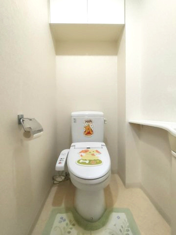 【トイレ】　シンプルで清潔感のあるトイレ空間です。