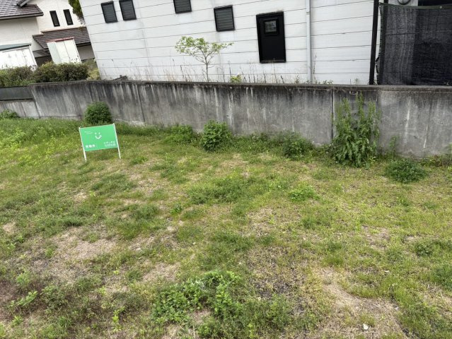 周囲に高い建物が少なく、空が広く感じられる点も魅力。小学校まで徒歩4分、保育所まで徒歩2分と、毎日の送り迎えや通学も負担が少なく、ファミリー層におすすめです。最寄り駅まで徒歩約11分です。