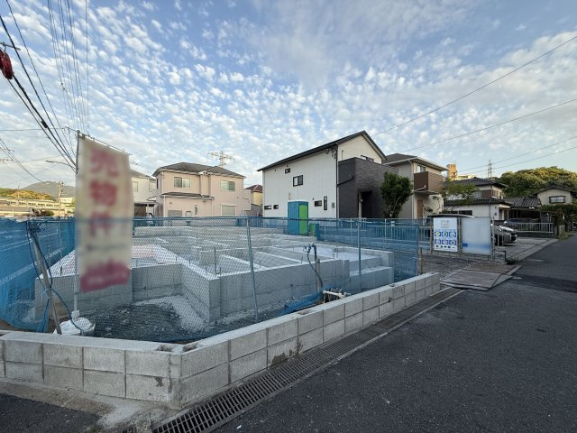 【陽当たり良好】角地物件のご案内です。駐車スペース3台分を確保したゆとりある敷地。