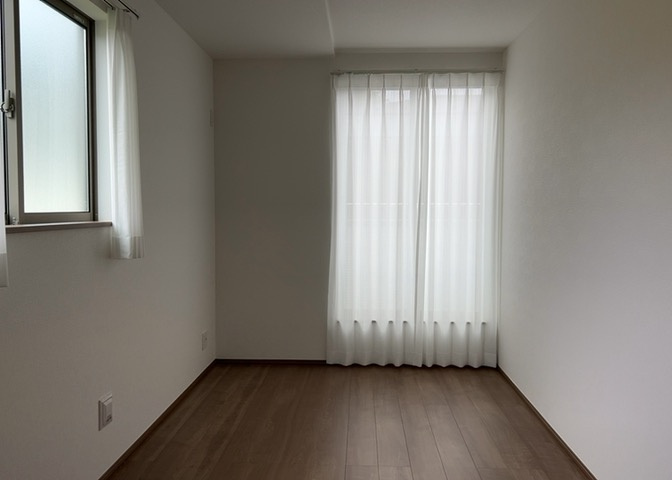 寝室でゆっくりと過ごすためにはベッド周りの適度な空間を担保することや窓の位置、照明の明るさ、寝室の広さなどを考える必要があります。自身や家族の構成とライフスタイルに併せて寝室にする部屋を選びましょう！