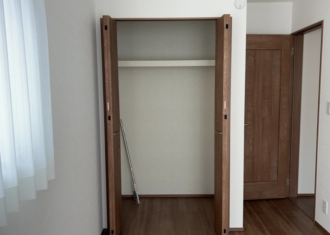 デザイン性を重視しすぎて収納が少なかった！なんてことにならないため、事前に現地で収納の数を確認しておくことをお勧めします。クローゼット以外にも床下収納や屋根裏収納、パントリーなどもチェックしましょう。