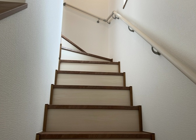 建物の上下階の通路である階段は、その位置によって動線や室内の印象が大きく左右されます。手摺にも重要な役割があり、転倒の防止・歩行や動作を円滑にして日常生活を支えることを主な目的として設置されています。