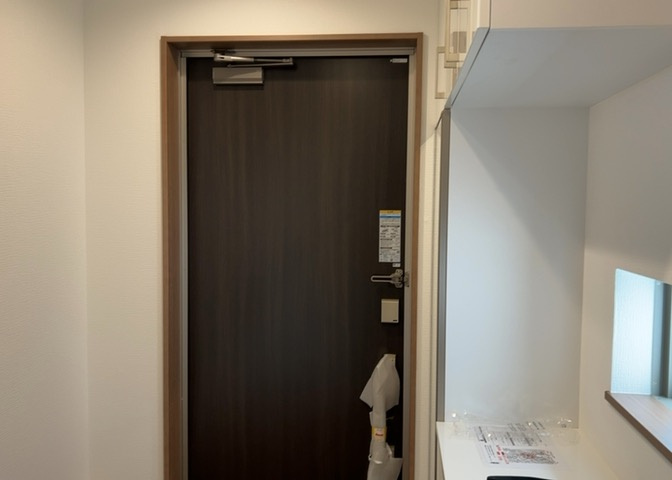 玄関は家の顔でもあり、家族以外の目にも止まる場所です。玄関は外との間を仕切る扉、靴などをしまっておく収納スペース、靴脱ぎのたたきスペース、来客とのやり取りをするドアホンなど複数のアイテムからなります。