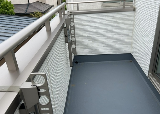 バルコニーは、室外の専用スペースのうち、「屋根がなく開放された空間」であるものを指します。ベランダより広いタイプのものが多く、日当たりもよいため家庭菜園などを楽しみたい人にとって適した環境となります。