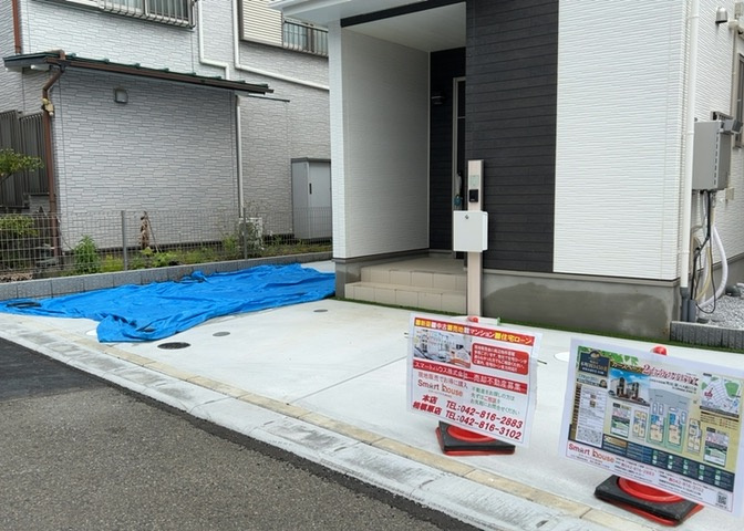 駐車場と明記されていても、最小スペースでつくられた駐車場だと大型車は駐車できなかったり、出入りしにくくなったりする可能性があります。お車のサイズと購入したい物件の駐車場のサイズを現地で確認しましょう。