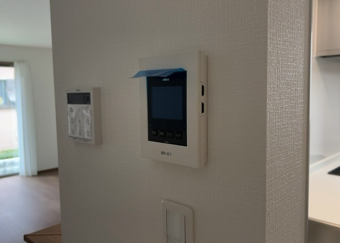 モニターで来訪者を確認して、目的が分からない場合はインターホンを通じて室内から会話することができます。怪しいと感じた場合はインターホン越しにお帰りいただくことができるので、直接会うことがなく安全です。