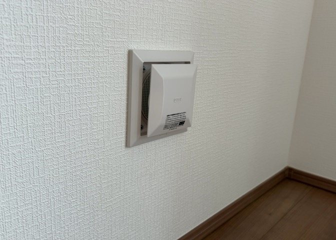 1日中建物内の換気が行われるように設計された仕組みです。気密性の高い住宅は、家に籠った空気でシックハウス症候群になる可能性がありますが、24時間換気システムであれば計画的な換気で対策が可能です。