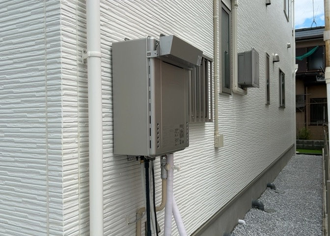 省エネ給湯器とは従来型の給湯器より熱効率が高く、少ない燃料でたくさんのお湯を沸かすことが出来る高効率な給湯器のことを指します。また、省エネ給湯器には種類があり、利便性や効果なども様々です。