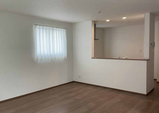 直線タイプはLとDKを一直線に並べた形で対面キッチンのタイプです。一般的なのでよく見かけるかもしれません。直線タイプに似た直接アイランドタイプは、キッチンとダイニングの間に壁がない分広く感じられます。