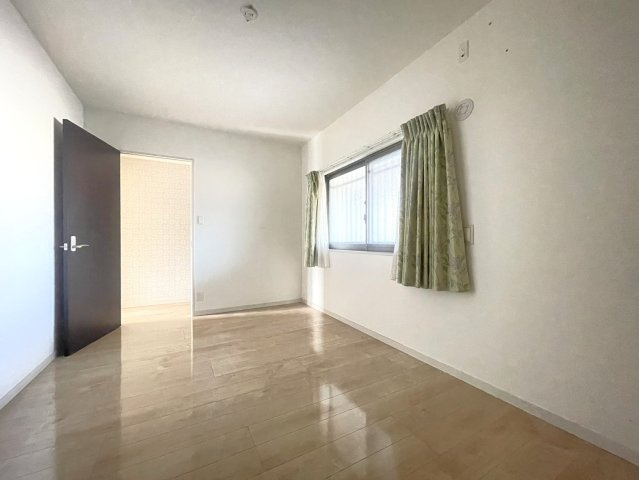 明るい採光が入る洋室は主寝室としても使いやすい広さ。家具の配置もしやすく、落ち着いたプライベート空間を確保できます。隣室への動線も良く、使い勝手の良いレイアウト。