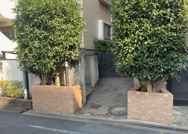 物件によっては、入居者が個人的に使用できる専用庭がついているものもあります。また、住宅の中にある土間の部分を庭と呼ぶこともあります。庭の用途は住む人によって変わり、それによってデザインもさまざまです。