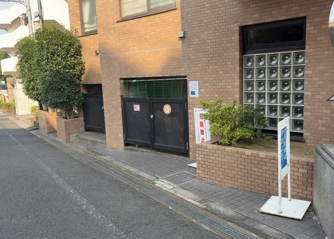 中庭（パティオ）とは、一つの建築物の内部に設けられた、壁などで囲われている庭のことを指します。コの字型、ロの字型が主流ですが、L字型の中庭もあります。最近では、インテリア性の高さからも人気があります。