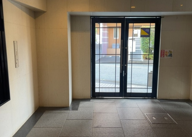 共用部分は、一棟の建物に住む区分所有者全員が共同で所有するとし、共用部分の管理、補修などは、区分所有者で形成される管理組合が行います。個人の判断で勝手に変更することはできませんので覚えておきましょう。