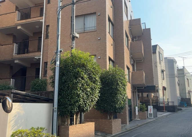 隣家の土地はどうなっているのか、生活利便施設が近くにあるのか、学校まで近いかなど、お客様のライフスタイルにあわせたイメージが重要です。また、近くにあると困る施設が近くにないかも確認するといいでしょう。