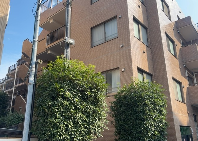 ＲＣ造、Reinforced　Concreteは直訳すると補強されたコンクリートです。主に柱や梁・床・壁が鉄筋とコンクリートで構成おり、鉄筋を組んだ型枠にコンクリートを流し込んで固めたものを指します。