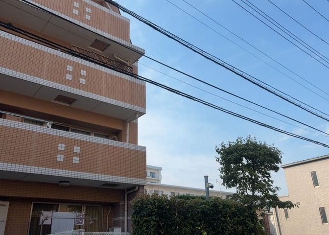 眺望を気にして物件を探す場合、前面に建物が建っていないか現地で確認しましょう！前面に建物があると景色はもちろん、日当たりや風通しにも影響が出てきます。住んだ時のことを想像しながら現地見学をしましょう。