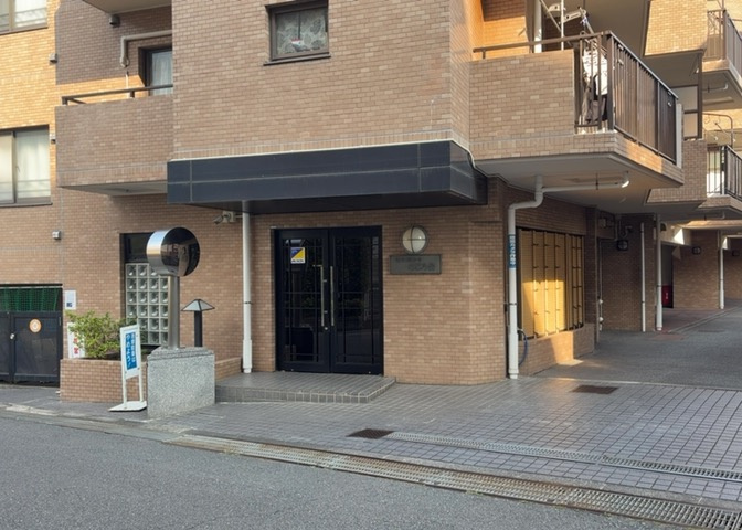 玄関は家の顔でもあり、家族以外の目にも止まる場所です。玄関は外との間を仕切る扉、靴などをしまっておく収納スペース、靴脱ぎのたたきスペース、来客とのやり取りをするドアホンなど複数のアイテムからなります。