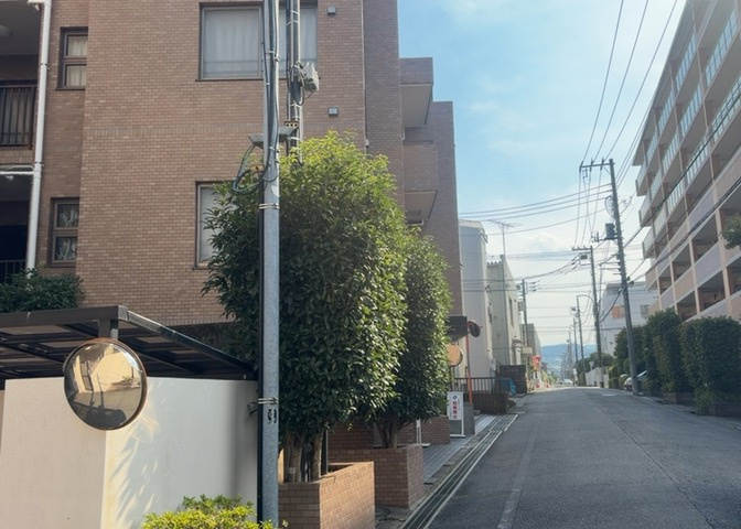外観はマンション管理がされているかの目安になります。築年数が古いと、壁面は劣化してひび割れが生じることも！建物が古びていても細かいところが修繕されていると、きちんと管理されているなぁと感じるでしょう。