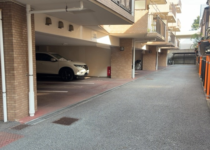マンションの駐輪場は、事前に空きがあるか確認を取ると安心です。せっかく入居したのに駐輪スペースがない！なんてことになったら大変ですよね。そこで、内見時や購入前にはまず事前に確認しておくと良いでしょう。
