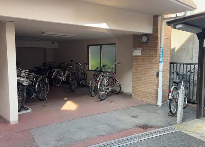 車一台あたりに必要なスペースは、標準サイズの普通自動車で横幅2m50cm、長さ5mは必要になります。ただし、乗降のことも考慮して横幅3m30cm、長さ5m50cmほどは確保できるところを選びましょう。