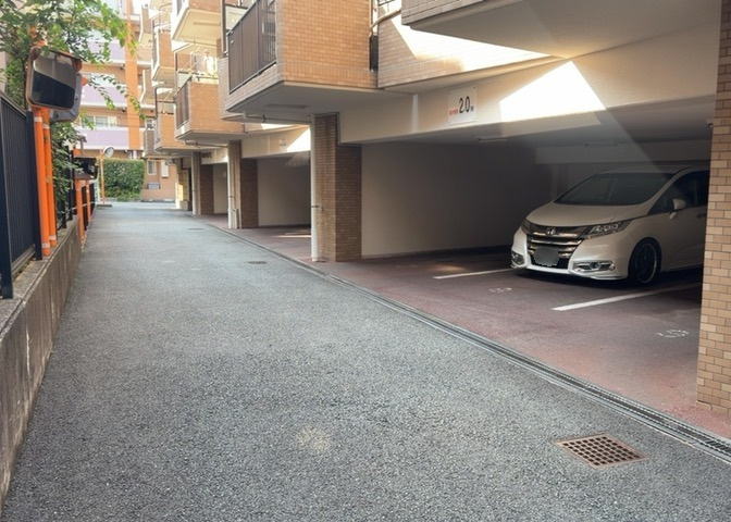 駐車場と明記されていても、最小スペースでつくられた駐車場だと大型車は駐車できなかったり、出入りしにくくなったりする可能性があります。お車のサイズと購入したい物件の駐車場のサイズを現地で確認しましょう。