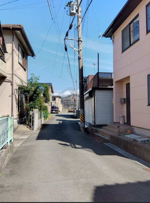 スーパー・ドラッグストア・コンビニまで車で10分圏内です。生活利便性の高い土地になっています。