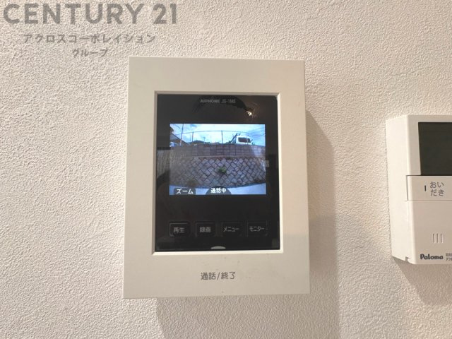 訪問者が来たときにテレビ画面で確認できるため、安心してドアを開けられます。録画機能があるものもあり、留守中に来訪者を記録しておくことができます。利便性が高く、セキュリティ面でも安心です。