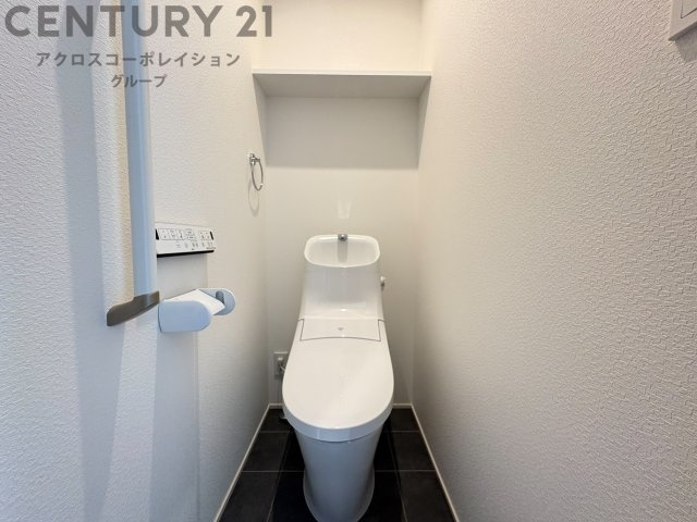 温水洗浄便座付トイレは温水洗浄機能により、暖かい水でおしりを洗浄することができ、冷たい水を使う従来の便座に比べ、温水洗浄機能で暖かいトイレを提供し、快適な使用を可能にします。