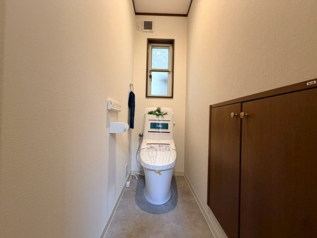 温水洗浄便座付トイレは温水洗浄機能により、暖かい水でおしりを洗浄することができ、冷たい水を使う従来の便座に比べ、温水洗浄機能で暖かいトイレを提供し、快適な使用を可能にします。