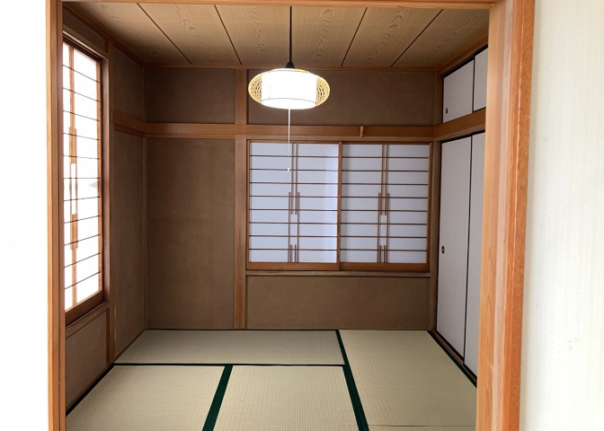 寝室でゆっくりと過ごすためにはベッド周りの適度な空間を担保することや窓の位置、照明の明るさ、寝室の広さなどを考える必要があります。自身や家族の構成とライフスタイルに併せて寝室にする部屋を選びましょう！