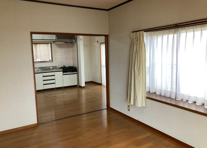 直線タイプはLとDKを一直線に並べた形で対面キッチンのタイプです。一般的なのでよく見かけるかもしれません。直線タイプに似た直接アイランドタイプは、キッチンとダイニングの間に壁がない分広く感じられます。