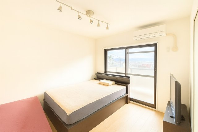 落ち着いて過ごせるお部屋なので、寝室にいかがでしょうか♪