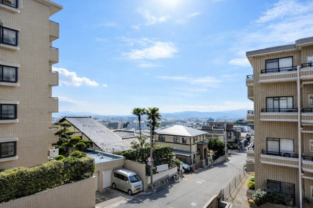 高台にあるマンションの南向き角部屋で眺めが良く・朝日が差し込みます！風通しも良いです♪
