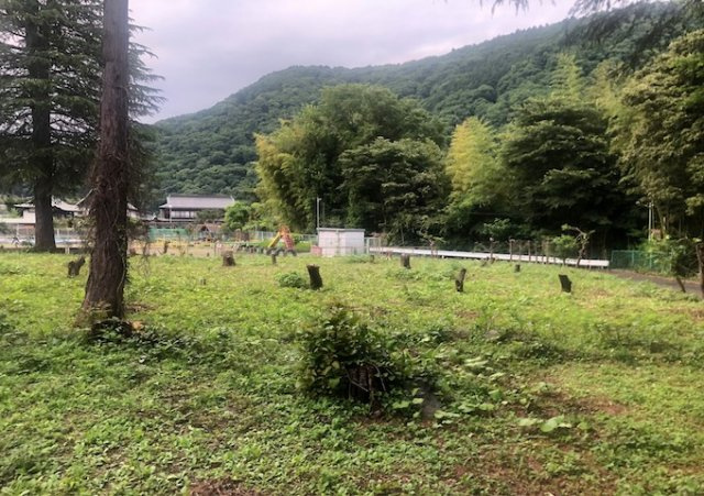 家を建てる場合、方位は要チェックです。現実的に日当たりのよい家ならばリビングは南側、建築基準法でも北側に当たる家への配慮は求められています。土地を見学に行く際は、方位磁針を持って行くようにしましょう。