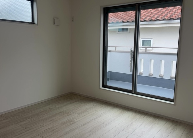 木造住宅とは土台、壁、柱など建築物の強度を支える構造体の材に木が使用されている構造を指します。構造体は建物の自重を支えるだけではなく風圧や水圧、積裁荷重などあらゆる衝撃に耐えるための基礎です。