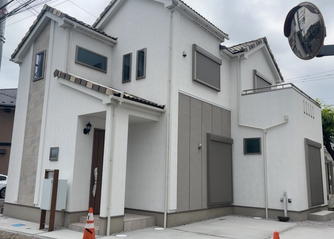 道幅が狭い場所は比較的土地の値段が低いことが多く、また交通量が少ないため騒音が少なく静かな環境で過ごせます。また、小さいお子様がいるご家庭も安心です。一方で車の駐車が難しいというデメリットもあります。