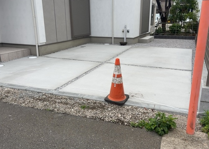 道幅が広い場所は日当たりや風通が良好です。幅が広いのですれ違いも可能ですし大きな車でも駐車可能！一方で、大型車が通ることも多くなるため交通量の増加により騒音に繋がります。また土地の値段が高くなります。