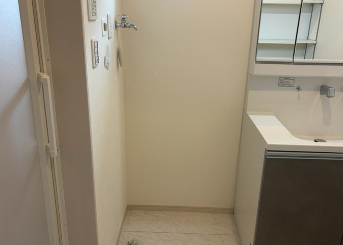 玄関は、狭すぎると複数人で使いにくく、広すぎても無駄な空間になりがちです。最低2畳を目安にして、家の広さとの兼ね合いや家族の人数を考慮して決めるとよいでしょう。現地を見学して快適な玄関を選びましょう！