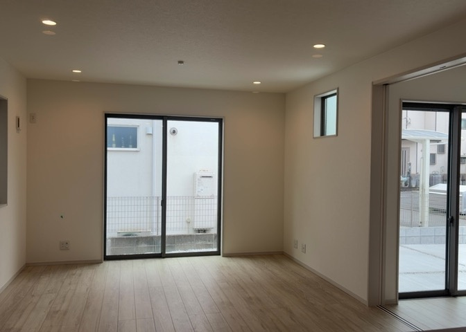 住宅用の土地では前面道路に2m以上接していなければならないと法律で定められています。しかし、お持ちの車のサイズやライフスタイルなどにより、2mでは利便が悪い場合もございますので、事前に確認しましょう。