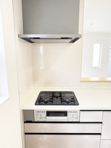 3口コンロ付きシステムキッチンで同時調理もスムーズ。