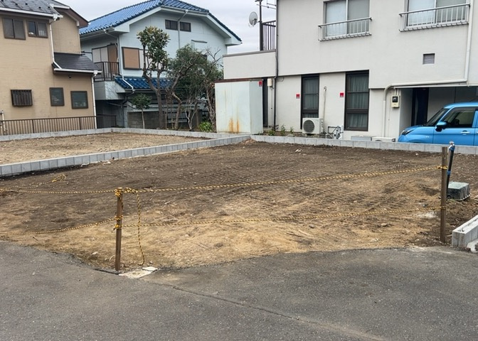 バルコニーは、室外の専用スペースのうち、「屋根がなく開放された空間」であるものを指します。ベランダより広いタイプのものが多く、日当たりもよいため家庭菜園などを楽しみたい人にとって適した環境となります。
