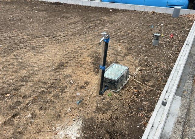 敷地内には、散水栓や立水栓があります。水道水を直接利用できるため、水を運ぶ手間を省くことが出来ます。大量の水を必要とする洗車作業や清掃などに役立ちます。その他設備とあわせて、現地でご確認ください。